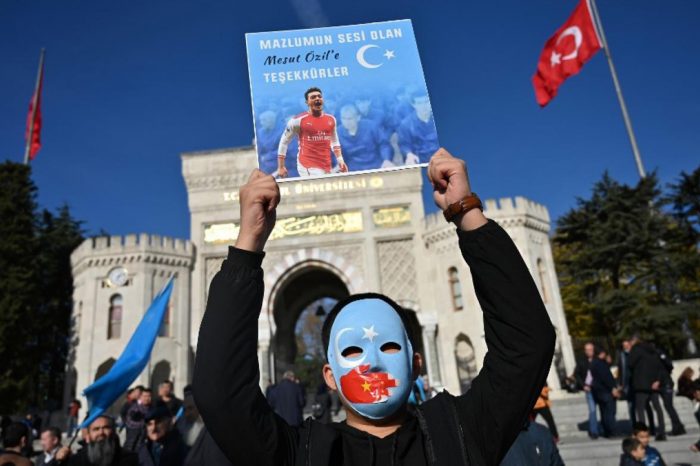 Китай объявил войну футболисту, заступившемуся за уйгуров