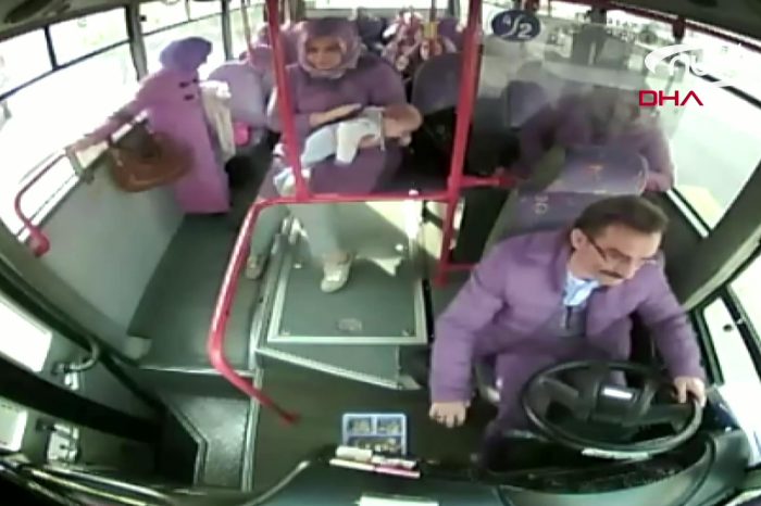 Водитель автобуса спас младенца!
