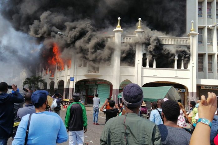 Страшное зрелище! Пожар в мечети!