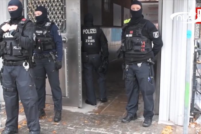 ШОК! 150 полицейских ворвались в мечеть с обыском!