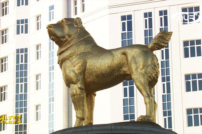Президент Туркменистана воздвиг золотой памятник…любимой собаке!!!