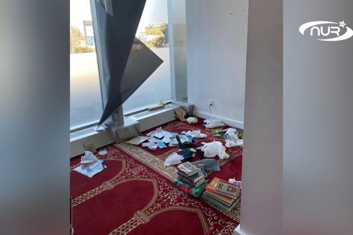 Исламофоб публично осквернил Кораны в аэропорту!