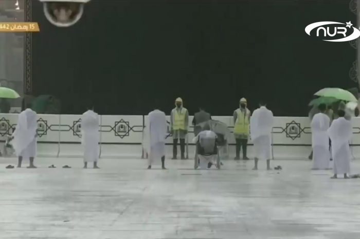 Паломники смиренно молятся под градом в Каабе!