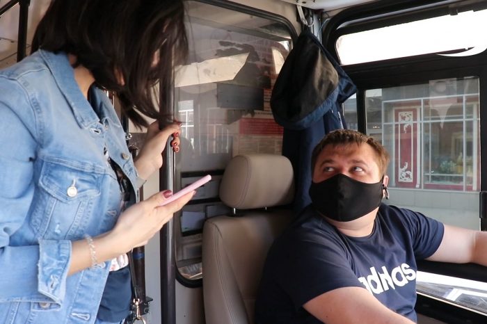 Водитель автобуса бесплатно возит пассажиров в Рамадан
