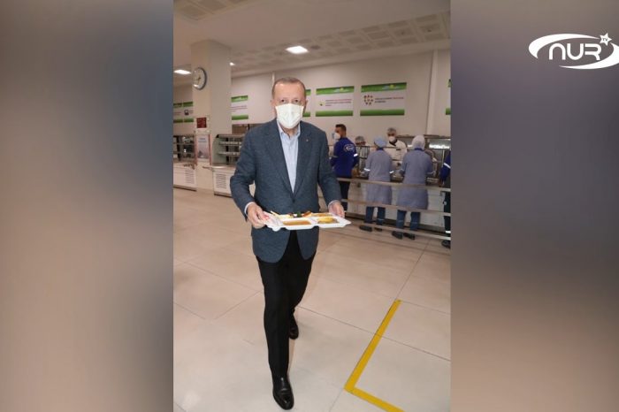 Эрдоган пришел на ифтар в заводскую столовую!
