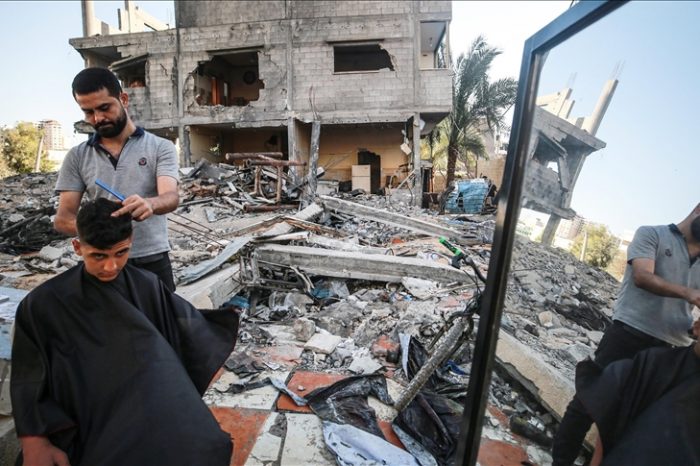 Палестинец открыл барбершоп на развалинах здания!