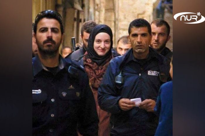 Мусульмане и мусульманки Палестины улыбаются при задержании