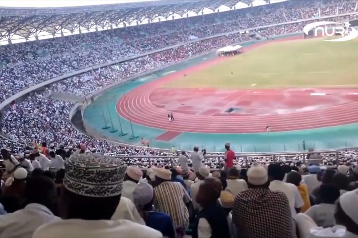 Полный стадион слуша­ет Коран!