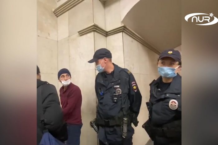 Полицейские охраняли мусульманина во время намаза в метро!