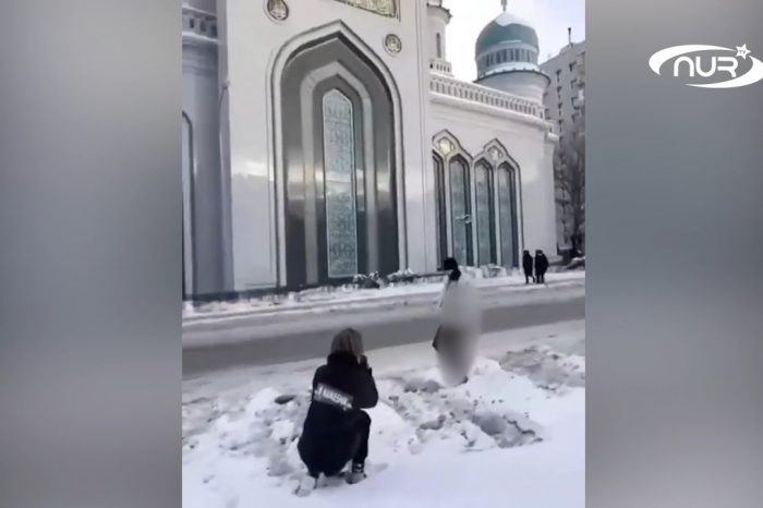 Русский блогер о стриптизершах у мечети!