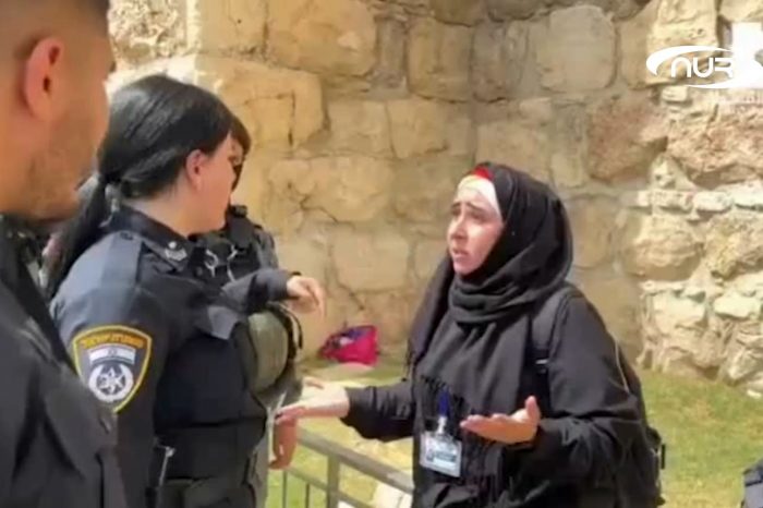 Израильская полиция срывает платок с палестинки!!