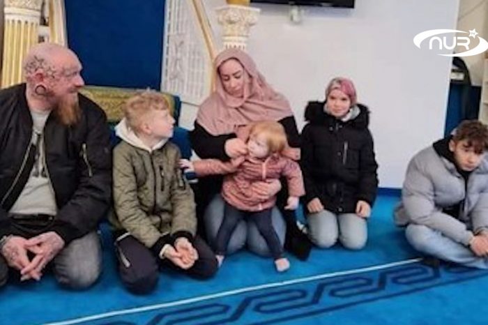 Немцы вошли в мечеть и приняли Ислам!