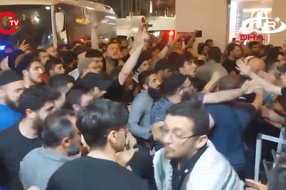 В Турции поймали авторов карикатуры на Пророка Мухаммеда (ﷺ)!