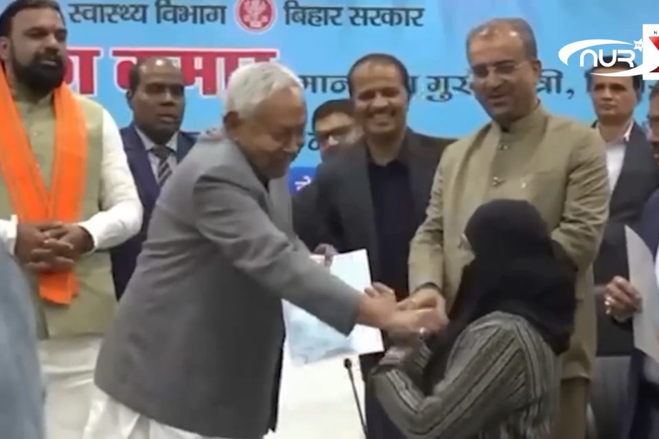 Министр сорвал никаб с мусульманки перед всеми!