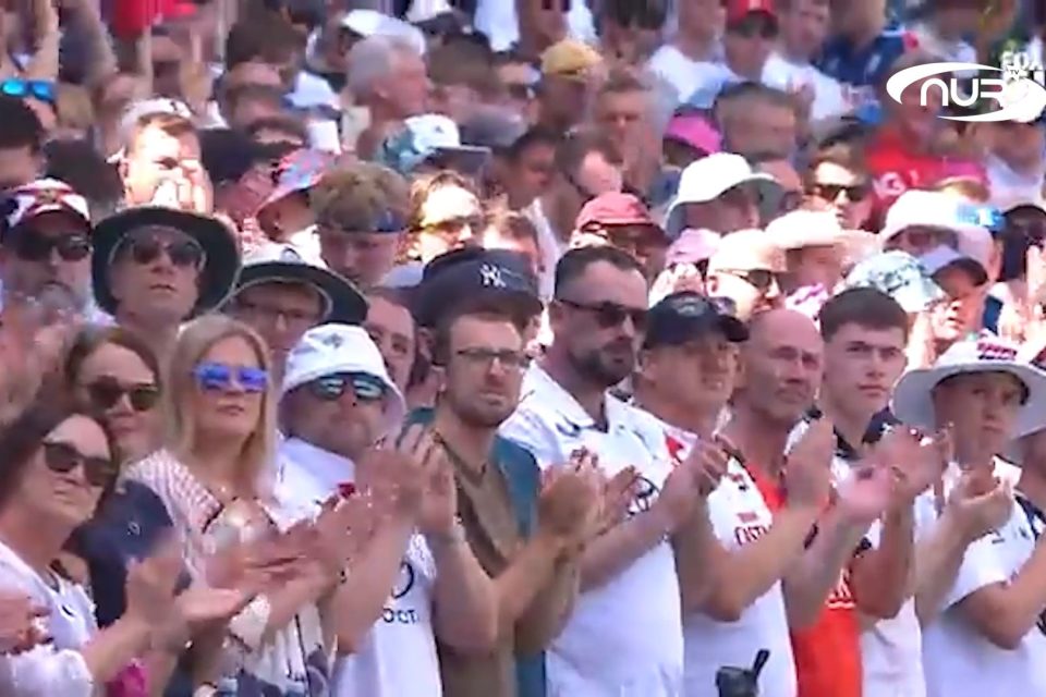 Весь стадион аплодирует этому мусульманину!