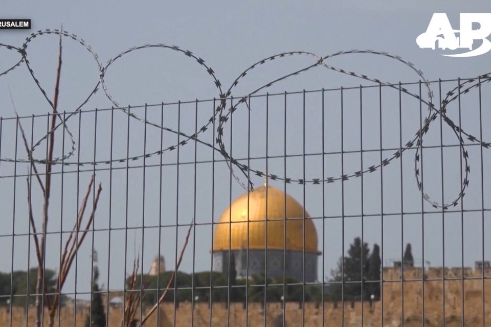 Израиль закрыл Аль-Аксу! Палестинцы молятся на улицах!